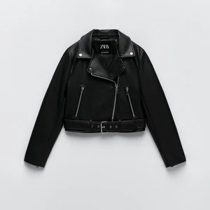 Zara skinnjacka  - Säljer min supersnygga skinnjacka från zara i storlek L men sitter som en s. Köptes för 699kr, startpris börjar på 200kr. Kan skicka fler bilder vid intresse!😍