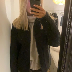 Svart jacka zara - Svart jacka från zara, lite kortare kappa! Med fickor, skriv för fler bilder ❤️ den är helt ny! Endast testad och nypris 800