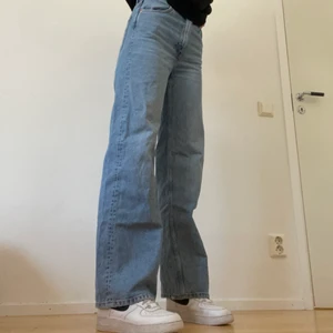 Monki blåa wide jeans  - Säljer dessa skitsnygga jeans då de inte används lika mycket längre. Jag är 170 cm lång och på mig är de högmidjade med vida ben. Nypris 400kr. 