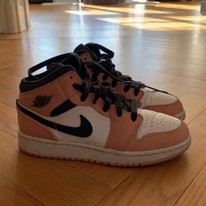 Air Jordan 1 mid pink quartz  - Säljer nu mina super snygga Air Jordans 1 mid i färgen pink Quartz använd ca 3 gånger så i nyskick! Om många är intresserade blir det budgivning kontakta för fler bilder💞