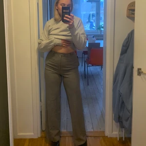 perfekta gråa kostymbyxor - Köpte dessa kostymbyxor på humana second hand, men hann bara använda dom en gång innan de blev för små :( så nu söker de nytt hem!! de har en perfekt passform och är långa i benen! (jag på bilden är 170cm)