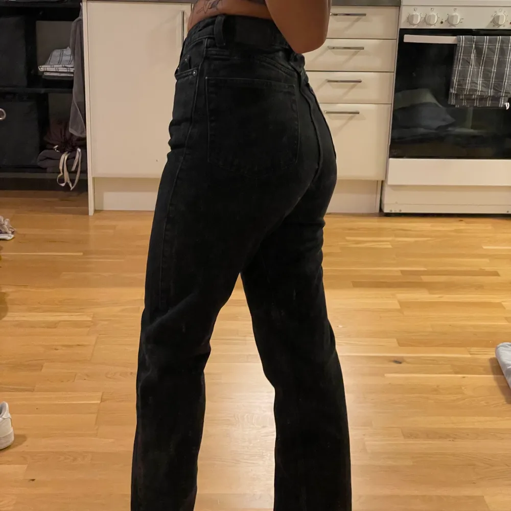 Svarta raka jeans från Weekday i modellen Rowe. Super sköna och fina men tyvärr kommer inte till användning för mig. Stl 24/32. Väldigt fint skick!! Köparen står för frakt!!. Jeans & Byxor.