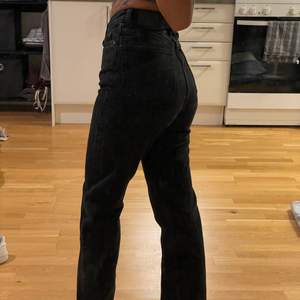 Svarta raka jeans från Weekday i modellen Rowe. Super sköna och fina men tyvärr kommer inte till användning för mig. Stl 24/32. Väldigt fint skick!! Köparen står för frakt!!