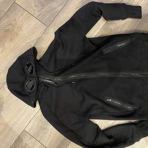 Säljer denna Svarta Cp Company hoodie, har använt den 2 gånger så den är som helt ny, priset kan diskuteras vid snabbt köp 