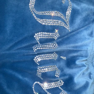 Juicy - Fett fina juicybyxor, säljer pga jag köpte fel storlek. Det är en pytteliten fläck på ena benet (se bild tre) men utöver det är det inget fel på dom. Frakt tillkommer❤️