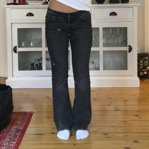 Lågmidjade jeans - Mörkgrå lågmidjade jeans från fornarina i jättebra skick!⭐️🤩 jag är 160cm och de är lite för långa för mig tyvärr:(. Midjemått: 70cm                                                               Innerbenslängd: 75cm KÖP DIREKT FÖR 500kr inklusive frakt (det vita är slitningar som tillhör designen, ej fläckar)