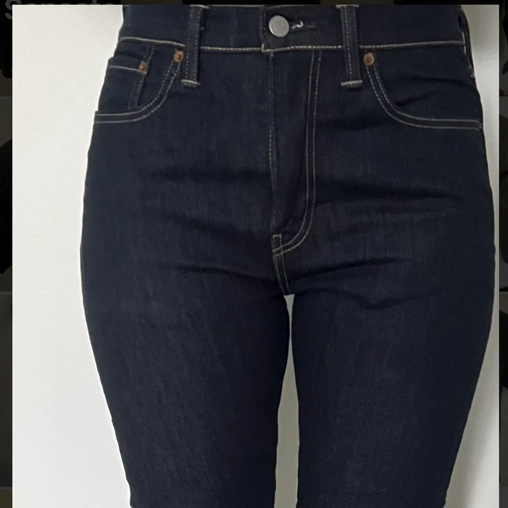Denna byxa har kommit till användning endast en gång. Storlek w 30 och L 32, men längden har förkortats några centimeter hos en skräddare. Personen i bilden är 165 cm lång och tar vanligtvis s i storlek. . Farkut & Housut.