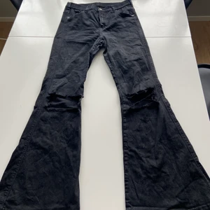 dr denim byxor - Jätte snygga Dr Denim jeans i bootcut med hål över knäna. Säljs eftersom de är för korta för mig som är 170cm. Inköpta för 500kr och är i XL/30.