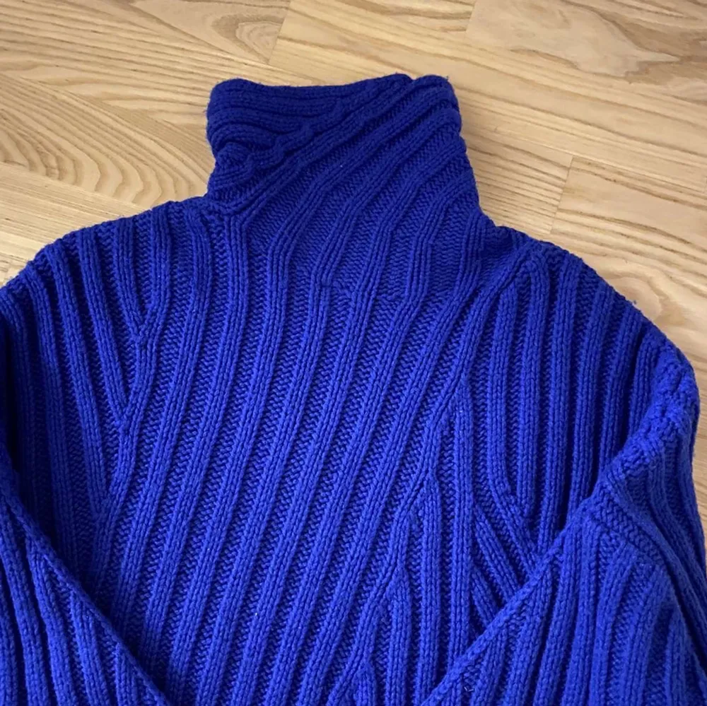 Arket stickad tröja i en snygg blå färg! storlek S och fint skick. köparen står för frakt 💚. Tröjor & Koftor.