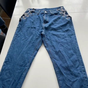 Byxor med kedjedetaljer - Dom här byxorna är så coola och sitter jättefint! Det är kedjor upptill vilket gör så att man kan välja storlek själv och är superbra om man vill att dom ska sitta lösare eller tajtare upptill! 💓