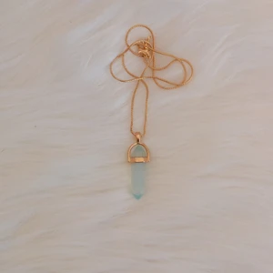 Halsband  - Ljusblå kristall I guldkedja. (OBS ej äkta kristall)