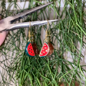 Vattenmelons örhängen  - Har gjort dessa fina örhängen till ett billigt pris och de är superfina och inte tunga!😍