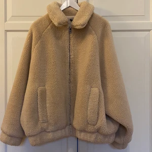 Teddy jacka  - Säljer min as mysiga och snygga teddyjacka som är från boho💜 Köparen står för frakten