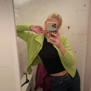 Grön stickad kofta - Säljer denna gröna stickade koftan som endast är använd fåtal gånger! 💚✨