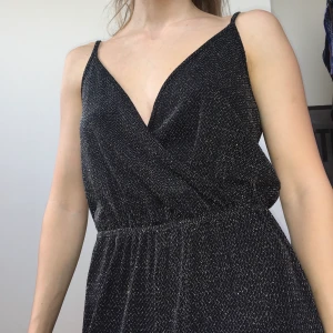 JUMPSUIT - Riktigt festlig byxdress!! Endast använd två gånger. Om man tycker den är för urringad (första bilden) är det bara att sätta en säkerhetsnål (bild nr 2)!🦋 den är xxs men tycker iaf den är mer som xs!
