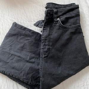 Hej! Säljer ett par ”LANE” jeans från lager157. Dom är i stl XXS och är i fint begagnat skick. Pris:100kr. Kan skicka om köparen står för frakten! Man betalar med swich. 