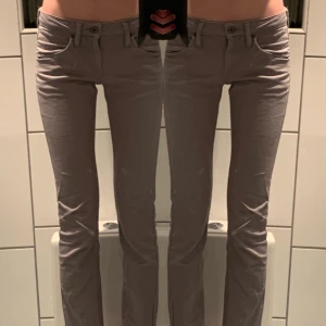 Grå lågmidjade byxor, raka, srl S - Coola grå lågmidjade byxor i fantastiskt skick. Är 180 lång och  tror dessa hade passat bättre på någon kortare. 