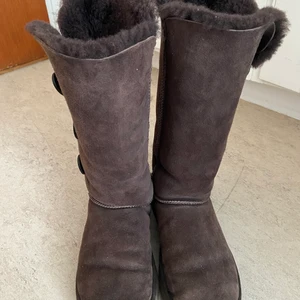UGGS SKOR  - skorna är i jätte fint sick, sparsamt använda ! I storlek 39 