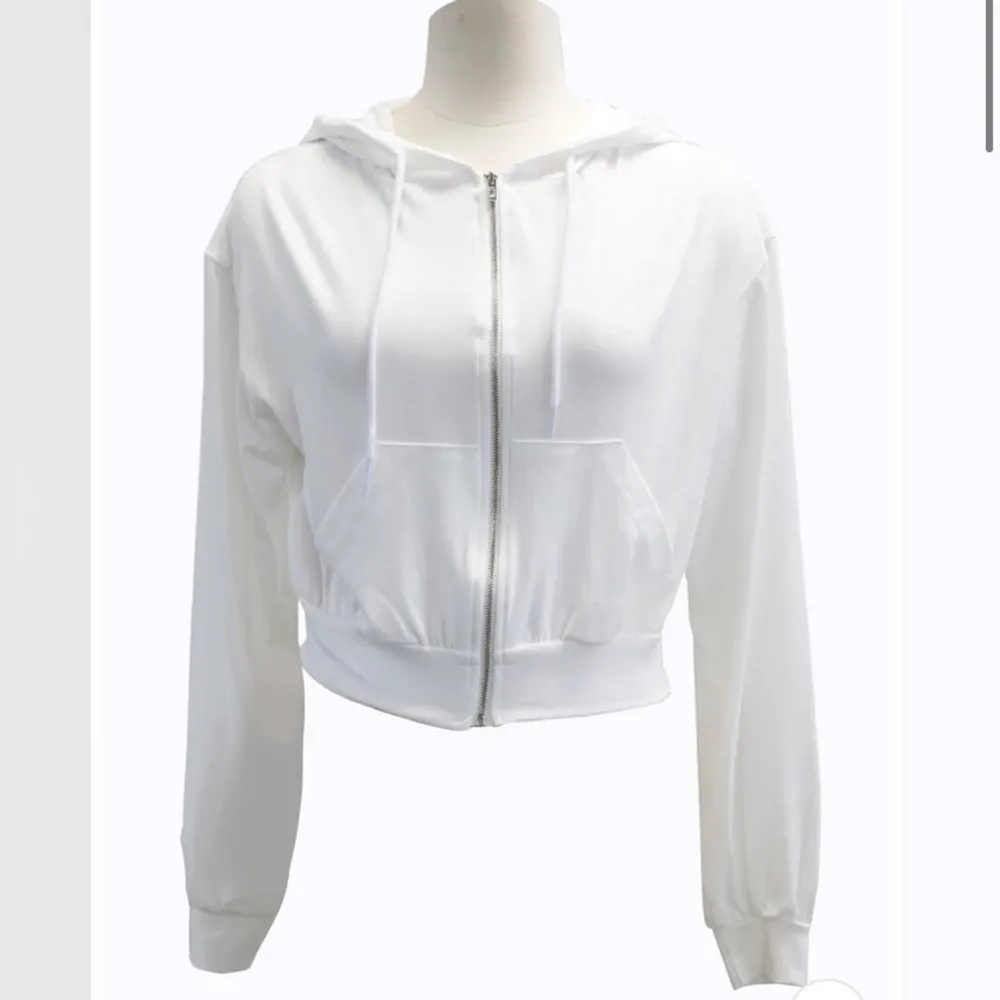 Croppad zip up hoodie vit. Helt ny köptes för 500kr. Fel storlek för mig och returnerar inte pga extra kostnader. Storlek S/M. Frakten står köparen för . Hoodies.