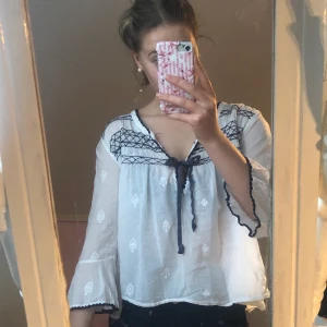 Odd molly blus - Blus i fint skick! Storlek 1 som motsvarar small💗 100% bomull🌱 Söta broderade detaljer✨