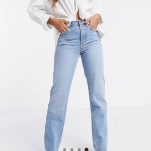 Raka jeans - Hej! Säljer mina raka jeans från asos på grund av att dem var lite för små för mig och hann ej returnera innan det var för sent:/ Dem är ner till golvet på mig som är 170 lång. Köpte för 430kr men säljer för 200 och uppåt. Hör av dig om du är intresserad 🥰