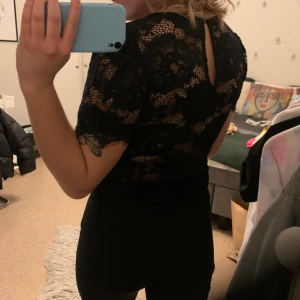 Topp - Super söt och snygg tröja med spets på hela tröjan samt öppen rygg med spets, köpte står för frakten