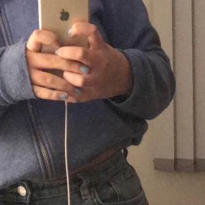 blå tjocktröja - knappt använd bra skick. 