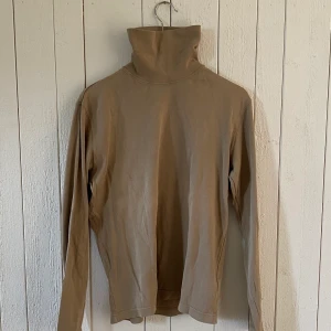 Vintage tröja med turtleneck från Redwood - Beige turtleneck-tröja i mycket bra skick. Vintage. Originalpris: ca 800:-. 