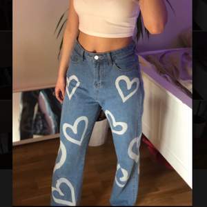Superfina trendiga jeans med hjärtan som endast är testade. Säljer då de är lite stora på mig. De är köpta från cider. Jag brukar ha storlek s och är 168cm. Modellen är högmidjad och straight leg. Buda i kommentarerna med minst 10kr högre.  HÖGSTA BUD: 160kr + frakt💞💞 