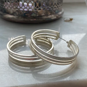 Örhängen - Örhängen! Jättefina ringar men lite kantstötta, köpta secondhand. För tunga för mig så därför säljer jag.