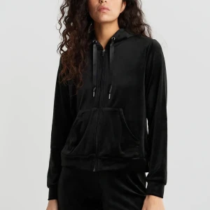 Svart Velour Kofta - Två stycken velour koftor, ena är storlek L och andra Xl, kommer ej till använding o vill bli av med de så fort som möjligt så priset kan alltid diskuteras:) De passar även alla!! 120kr/st båda för 200