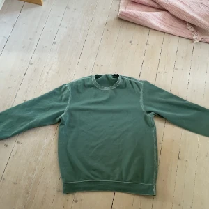Grön sweatshirt - Blekt kring sömmar och krage, något oversized