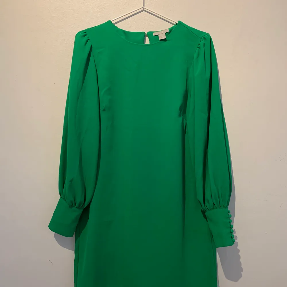 Grön klänning från hm🐉🪵🐲 skick näst intill oanvänd, 60’s sexy but classy . Klänningar.