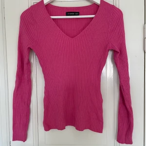 Rosa tröja  - Rosa tight tröja som formar sig snyggt efter kroppen. Använd endast en gång så väldigt bra skick. Spårbar frakt med DHL inräknat i priset!!