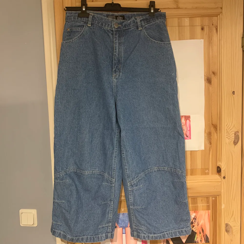 skitfräna vida/baggy jeans från alley med coola fickor !! kan användas både low o highwaist. midjan är 38cm liggandes, 31 cm mellan crotch och knapp, 54cm långa ben från innersömmen. jättebra skick, säljer då de är för korta för mig.skriv för fler bilder!. Jeans & Byxor.