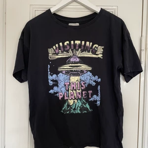 Graphic T-shirt  - Graphic T-shirt från twintip, köpt på Zalando. Väldigt bra skick! Spårbar frakt med DHL inräknat i priset!!