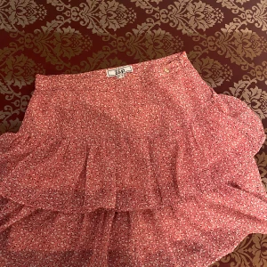 Vanlig fin sommarkjol - Jag säljer min sommarkjol son jag köpte i Thailand! Den är i bra skick och bara använd 2 gånger! 