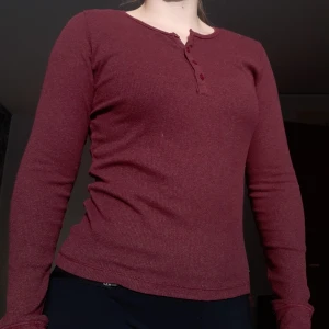 ⚘Röd Tröja⚘ - Mörk röd tröja från Bikbok i str S, knappar som sitter snyggt (tkr jag)