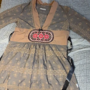 Tunika från Odd Molly  - Superfin tunika från Odd Molly i storlek 1, den är för liten för mig som har M därav inga bilder på hur den sitter🥰 köparen står för frakt💕