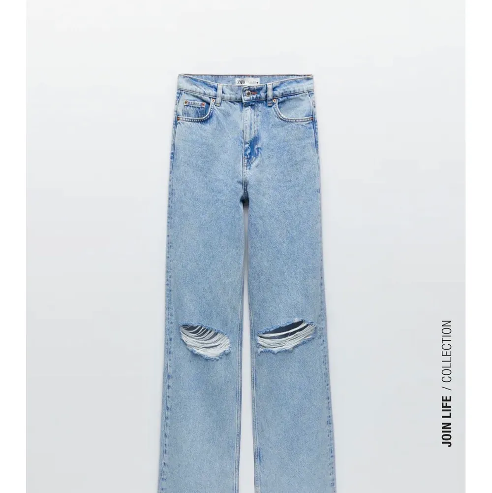 Säljer dom populära jeansen från zara ” The ’90s Full Length Damaged In Chelsea Blue” skickar mer bilder om det behövs! Storlek 34. Kom med eget prisförslag!! . Jeans & Byxor.