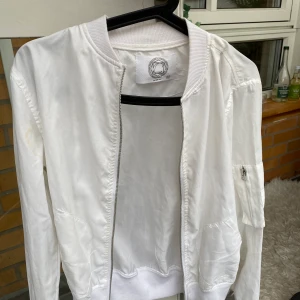 Bomberjacka  - Vit bomber jacka i storlek 34, jag som är 36 kan även ha den. Säljer för 60kr . Kan mötas upp i Helsingborg/Båstad men även frakta. Står ej för kostanden av frakt. Endast swich🤎