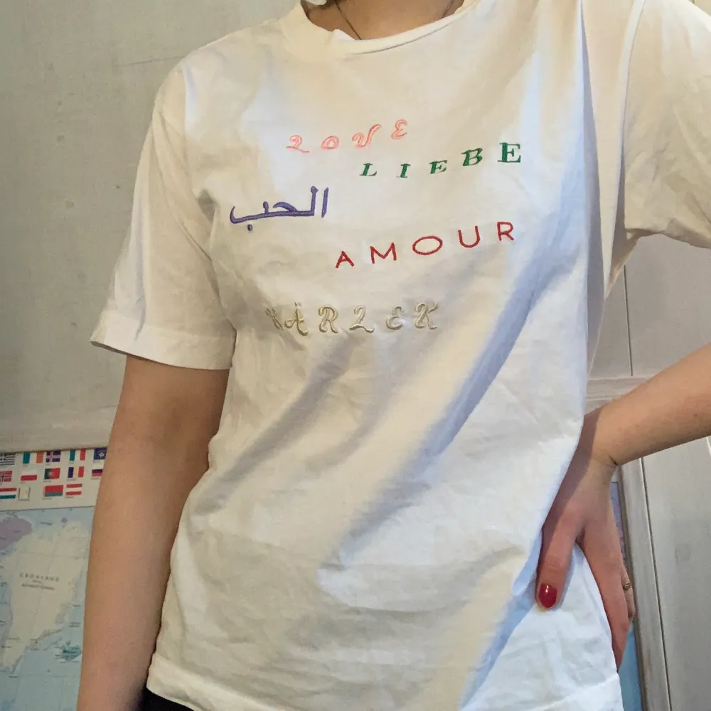 Vit T-shirt med ordet kärlek på olika språk❤️ sparsamt använd då jag ofta fördrar mörkare färger❤️ storlek xs men passar de flesta storlekar❤️. T-shirts.