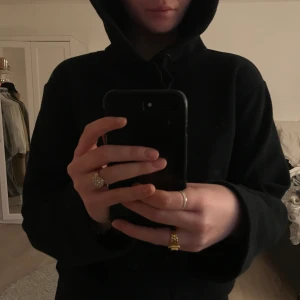 Hoodie - As cool Travis Scott hoodie 🤛🏻 trycket ibak är lite slitet men annars är hoodien i bra skick, vida armar