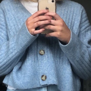 Stickad kofta  - En jättefin stickad kofta från zara. Älskar färgen men har för mycket koftor💙💙