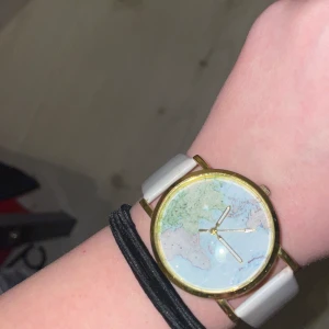 Cool klocka  - Jätte fint skick, dock måste batteriet bytas, och finns em liten fläck på bandet (skriv för bild)💗