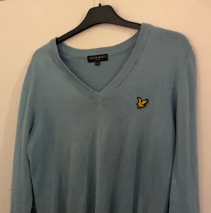 Ljus blå Lyle & scott tröja - Storlek M. Tar 60kr+ frakt!
