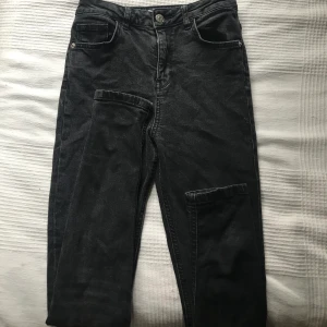 NA-KD black jeans - Ett av de finaste jeansen jag äger, men tyvärr på pricken för små! Sååå himla fina och de sitter tajt i midjan. Älskar💖💖