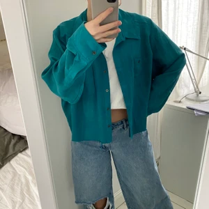 Skjortjacka i sammet - Köpt på en vintage-butik i New York. Storleken är XXL men den är avklippt så den passar mig som är XS/S. 