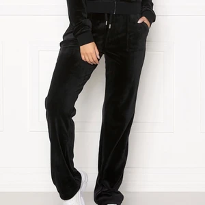 Juicy couture byxor - Svarta juicy couture velour byxor!                                       Högsta bud 540!