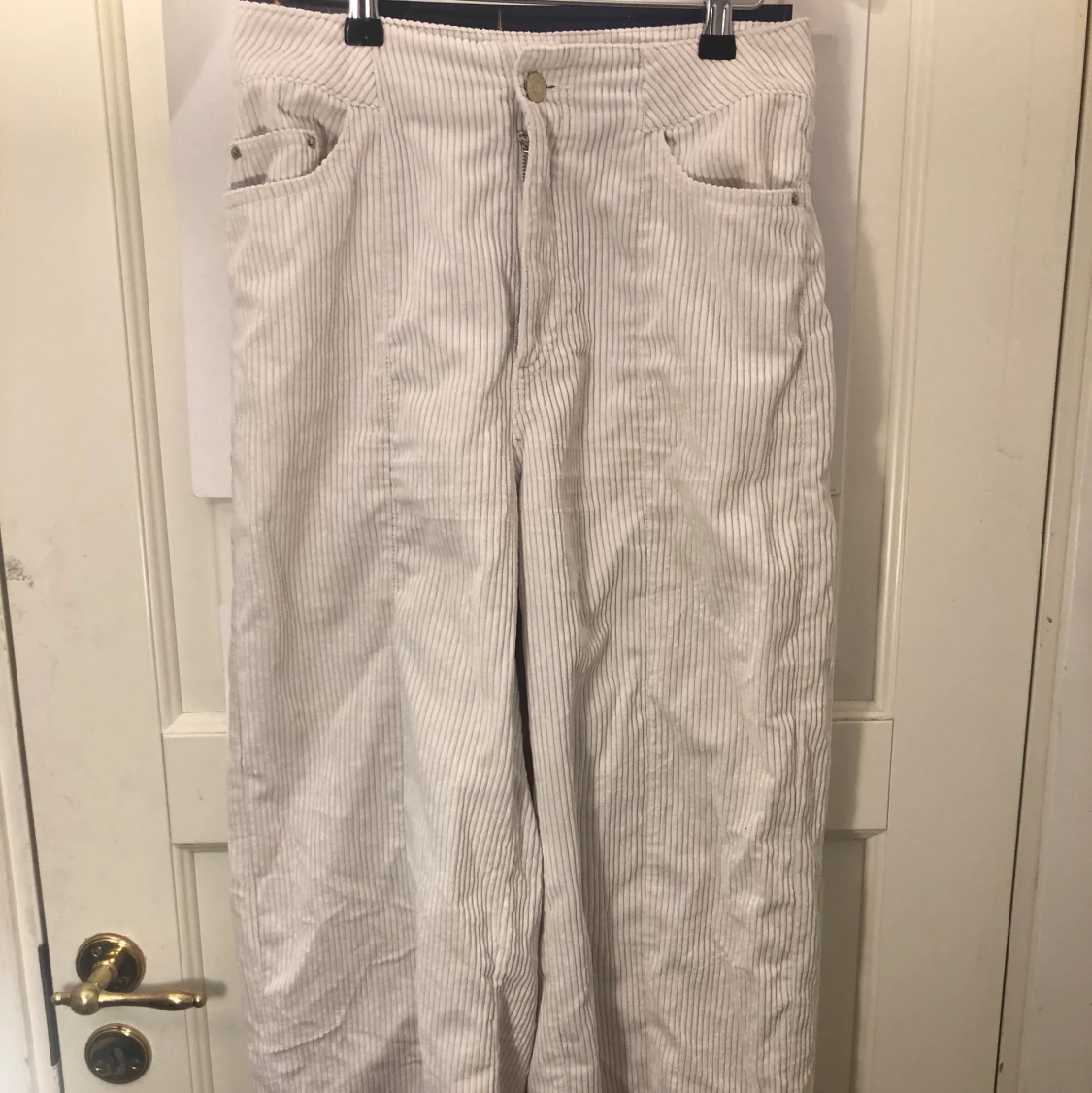 Vita lågmidjade byxor